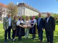 Besondere Ostereier von der kroatischen Volksgruppe für Bundesministerin Susanne Raab