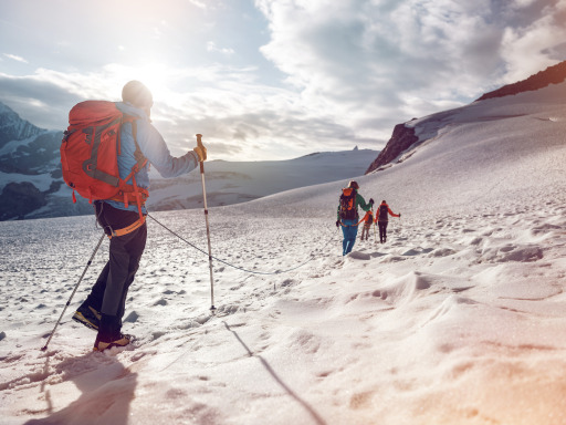 Multi-day tours through the Swiss winter