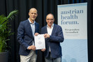 Christoph Hörhan, Gründer des Austrian Health Forum, übergab das dort erarbeitete Manifest an Gesundheitsminister Johannes Rauch.